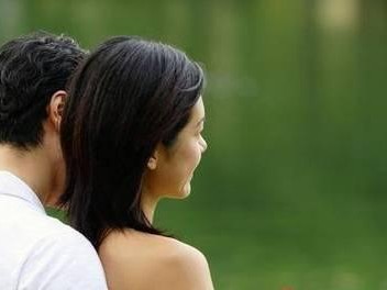 真爱男人的女人必定为他做这三件事（揭秘女人真正爱一个男人的表现，让你一眼看穿她的心思）