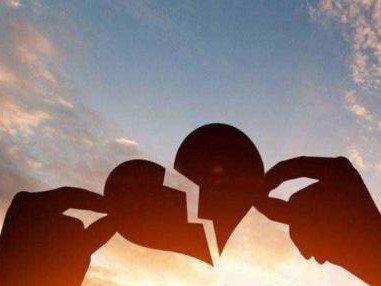 如何用短信挽回分手女友？（学会这几招，让女友重新爱上你）