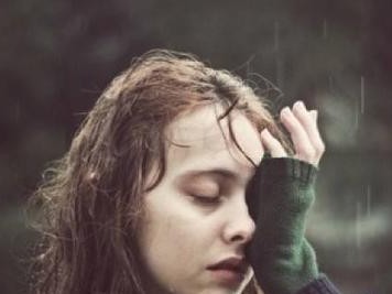 如何有效地挽回女友分手后的感情关系（从心理角度出发，逐步恢复双方的信任和感情）