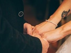 失恋后该如何挽回男友？（分手的原因、挽回的步骤和技巧）