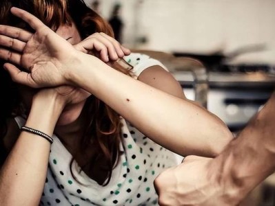 老公提离婚，是因为他出轨了吗？（婚姻中的争吵和背叛，究竟谁对谁错？）