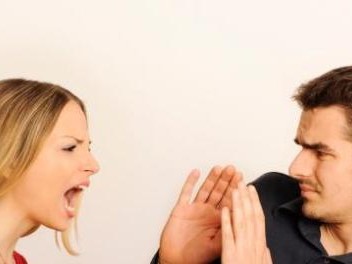 夫妻如何化解婚姻危机（老公想离婚怎么办？夫妻经常吵架如何改善？）