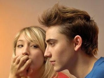 忘不了前男友，我该选择新男友还是放手？（如何在过去与现在之间做出抉择？）